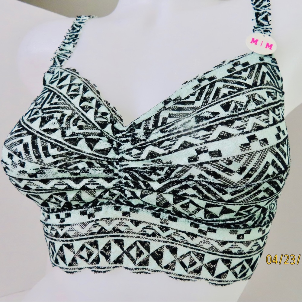 NWT VICTORIA'S SECRET LACE BRALETTE MEDIUM